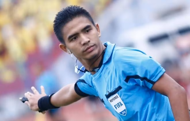 Trọng tài Muhammad Nazmi Bin Nasaruddin. (Ảnh: FIFA)