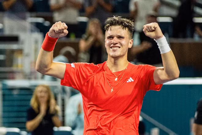 Jakub Mensik gây sốc khi đánh bại huyền thoại banh nỉ Novak Djokovic trong trận chung kết Miami Open 2025. (Ảnh: Miami Open)