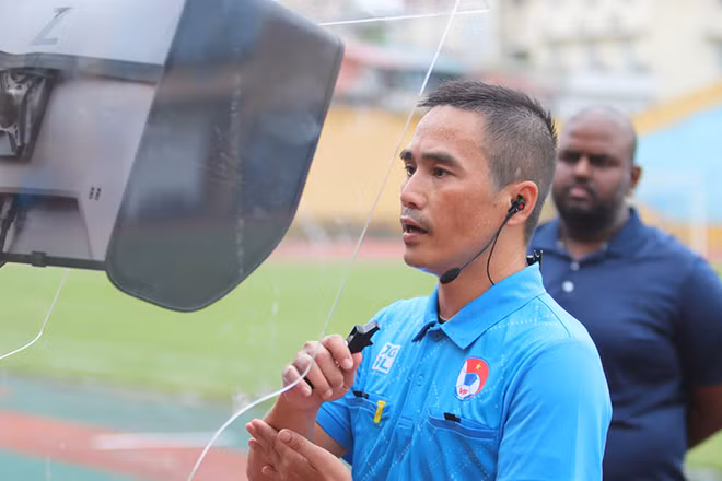 Trọng tài Mai Xuân Hùng thực hành xem lại tình huống dưới sự quan sát của chuyên gia FIFA Bhaveshan Moorghen. (Ảnh: VFF)