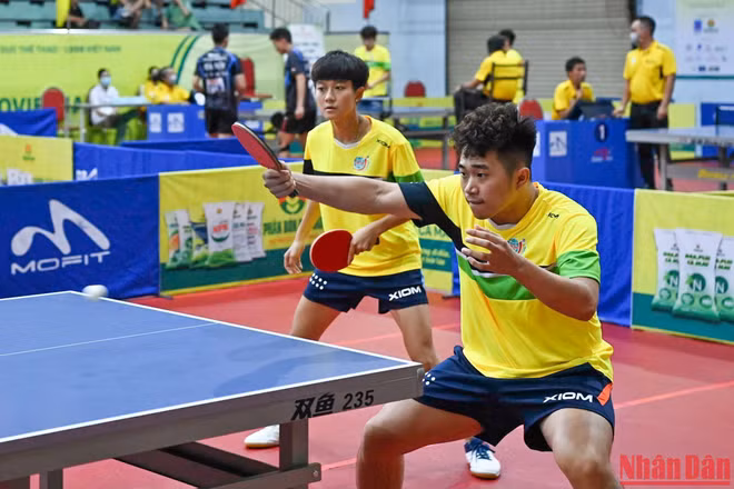 Nguyễn Đức Tuân nỗ lực thi đấu ở nội dung đôi nam nữ sau khi không thể giành chức vô địch nội dung đồng đội nam diễn ra tối 14/7. 