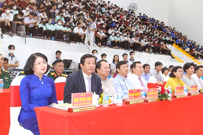 Nguyên Phó Chủ tịch nước Đặng Thị Ngọc Thịnh dự lễ kỷ niệm 63 năm ngày thành lập Trường đại học Sư phạm kỹ thuật Vĩnh Long sáng 21/12. 