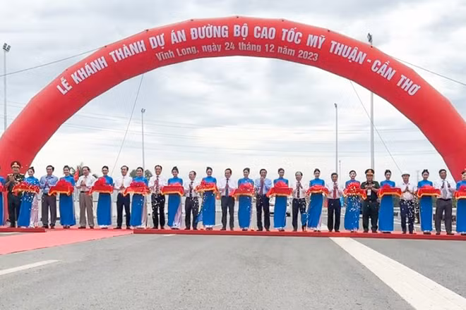 Phó Thủ tướng Trần Lưu Quang cùng lãnh đạo các bộ, ngành và lãnh đạo các tỉnh cắt băng khánh thành công trình cao tốc Mỹ Thuận-Cần Thơ. 