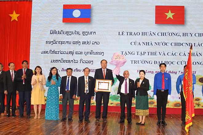 Tập thể Trường đại học Cửu Long đón nhận Huân chương Lao động hạng Ba của Nhà nước Cộng hoà Dân chủ Nhân dân Lào. 
