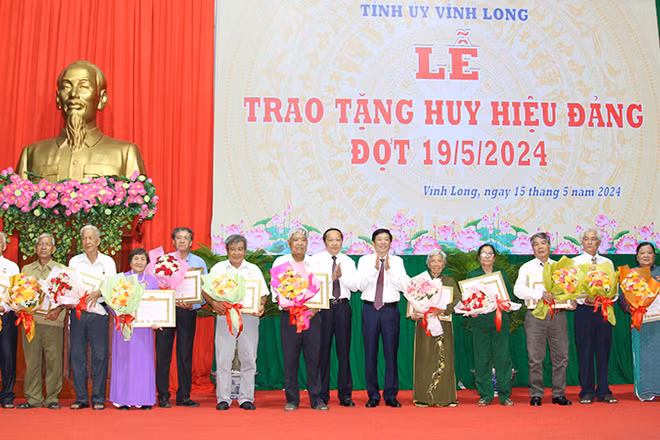 Trao huy hiệu Đảng cho những vị cao niên tuổi đảng. 