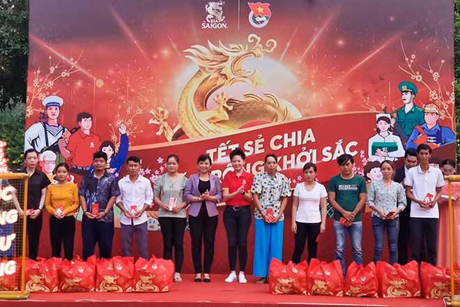 Ban Tổ chức trao quà và lì xì cho công nhân khó khăn tại Vĩnh Long. 