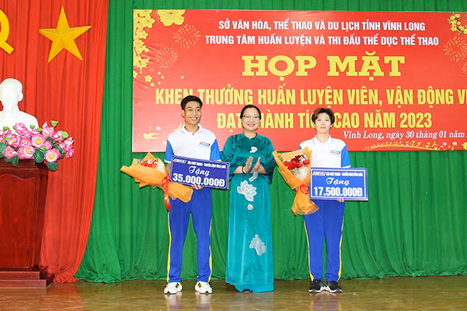 Lãnh đạo tỉnh Vĩnh Long trao thưởng cho vận động viên đạt thành tích cao