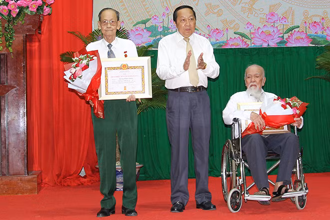 Phó Bí thư Thường trực Tỉnh ủy Vĩnh Long Nguyễn Thành Thế trao Huy hiệu 70 năm tuổi đảng cho 2 đồng chí. 