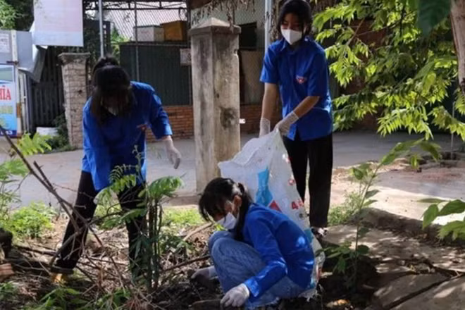 Đoàn viên, thanh niên tham gia dọn dẹp môi trường, phòng, chống dịch bệnh. 