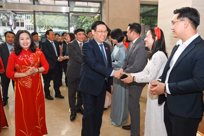 Chủ tịch Quốc hội Vương Đình Huệ với cán bộ, phóng viên báo Đại biểu Nhân dân và Truyền hình Quốc hội Việt Nam.