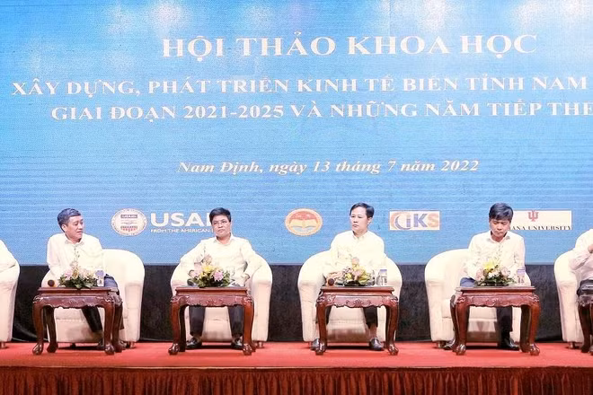 Các đại biểu tập trung thảo luận, phân tích các giải pháp để tiếp tục xây dựng, phát triển vùng kinh tế biển tỉnh Nam Định trong thời gian tới.