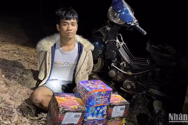 Đối tượng Trần Minh Hoàng và tang vật bị bắt giữ.