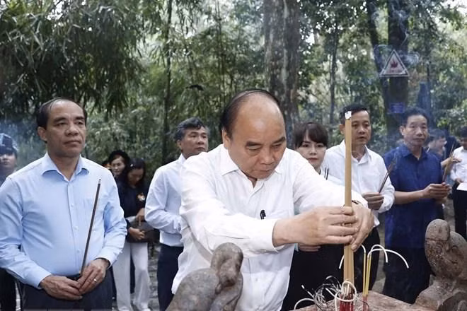 Chủ tịch nước dâng hương tại Khu di tích Quốc gia đặc biệt Tân Trào. (Ảnh: TTXVN)