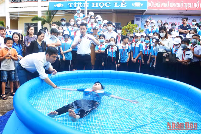 Một lớp dạy bơi miễn phí của Câu lạc bộ Vì đàn em thân yêu huyện Cư M’gar tại xã Quảng Hiệp.