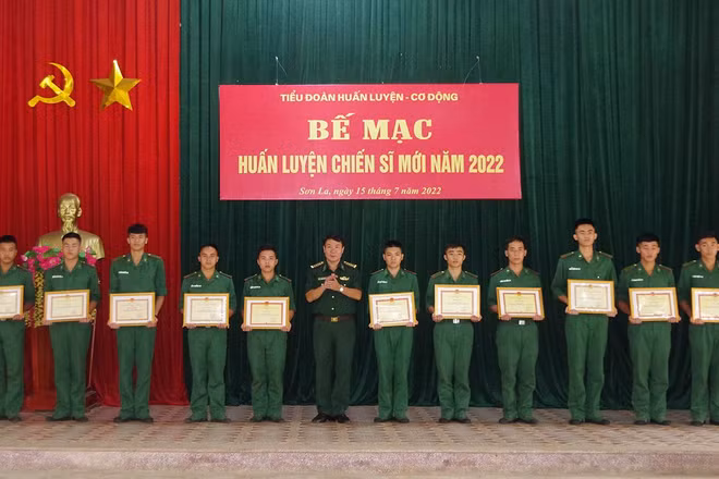 Đồng chí Đại tá Nguyễn Văn Hưng, Phó Chỉ huy trưởng, Tham mưu trưởng trao giấy khen cho các tân binh đã hoàn thành xuất sắc khóa huấn luyện năm 2022.