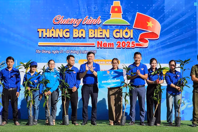 Ban Tổ chức trao tặng cây giống tạo sinh kế cho Bí thư Chi đoàn các thôn.