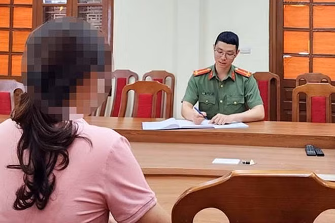 Nạn nhân bị lừa đảo trên không gian mạng trình báo với cơ quan Công an.
