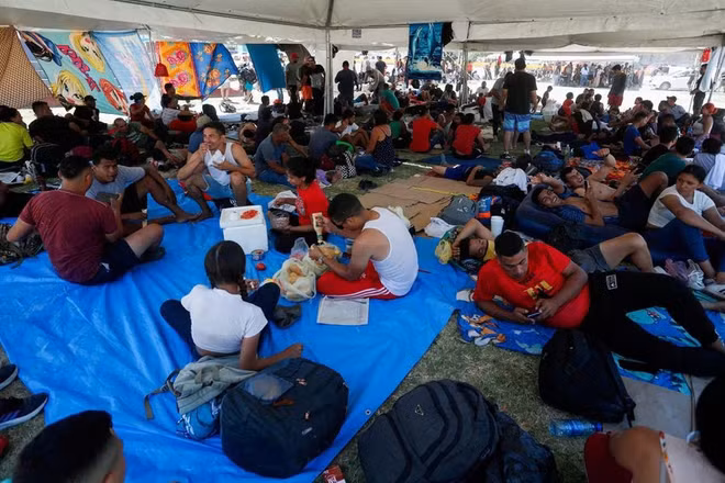 Những người xin tị nạn, chủ yếu đến từ Venezuela, nghỉ ngơi trong lều do chính quyền Mexico dựng gần biên giới ở Nuevo Laredo, Mexico, ngày 27/6/2023. (Ảnh: Reuters)