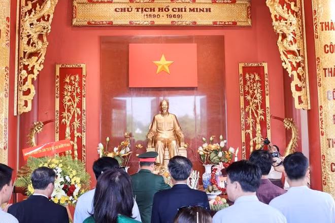 Các đại biểu dâng hương tưởng niệm Chủ tịch Hồ Chí Minh. (ẢNH: TRINH DŨNG)