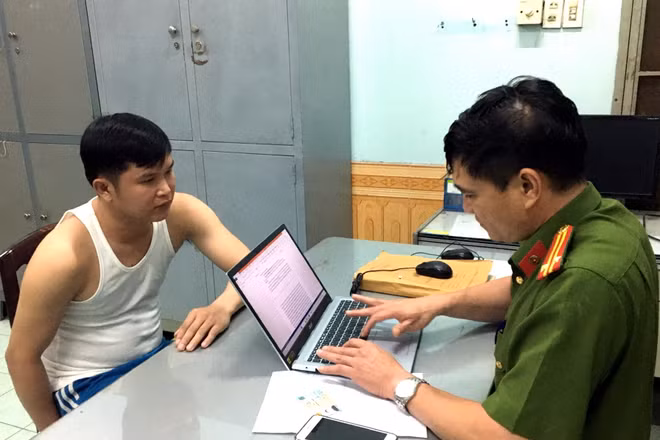 Điều tra viên lấy lời khai Ngô Quý Phương. (Ảnh: Công an cung cấp)