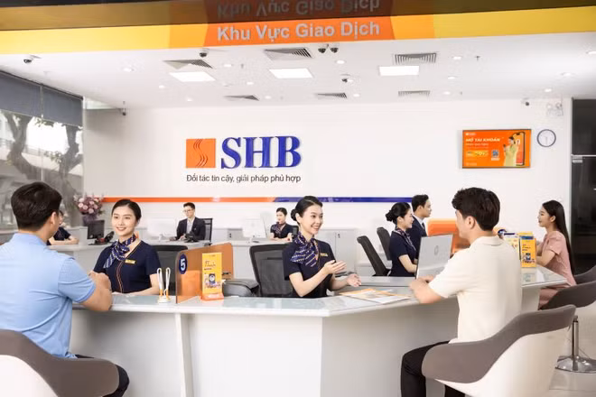 Giao dịch khách hàng tại chi nhánh ngân hàng SHB.