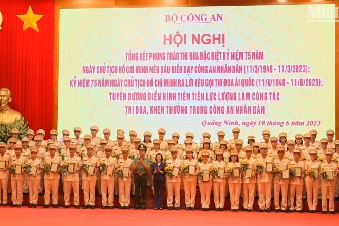 75 điển hình tiên tiến làm công tác thi đua, khen thưởng trong Phong trào thi đua đặc biệt kỷ niệm 75 năm Ngày Chủ tịch Hồ Chí Minh nêu Sáu điều dạy Công an nhân dân, tháng 6/2023. 