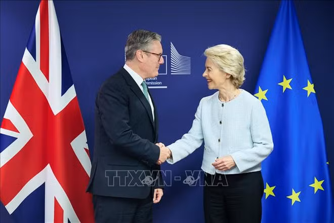 Thủ tướng Anh Keir Starmer (trái) và Chủ tịch Ủy ban châu Âu (EC) Ursula von der Leyen tại cuộc họp báo tại Brussels, Bỉ, ngày 2/10/2024. (Ảnh: TTXVN)
