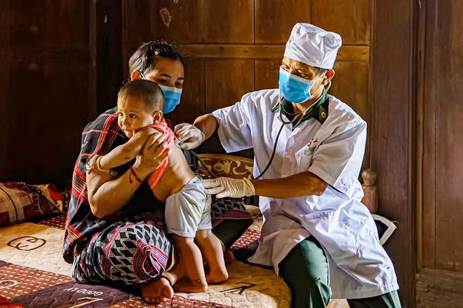 Bác sĩ quân y khám, chữa bệnh cho đồng bào dân tộc thiểu số. (Ảnh: TTXVN)