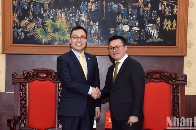 Tổng Biên tập Lê Quốc Minh tiếp Đại sứ Hàn Quốc Choi Young Sam tới thăm và làm việc tại Báo Nhân Dân. (Ảnh: TRẦN HẢI) 