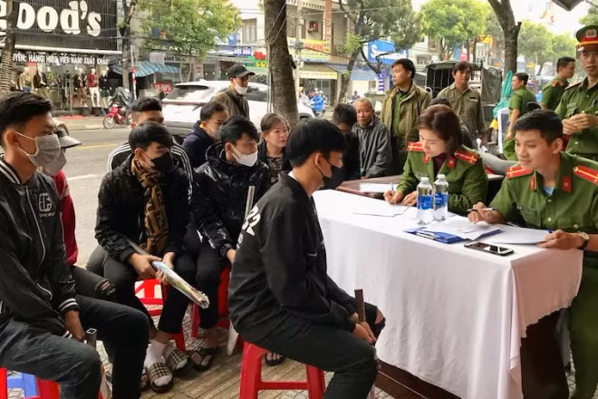 Người dân phường Hòa Thọ Đông, quận Cẩm Lệ, thành phố Đà Nẵng tự nguyện giao nộp công cụ hỗ trợ cho Công an phường. Ảnh Công an cung cấp.