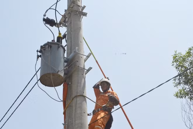 Nhân viên ngành điện lực Bình Định thực hiện thao tác kỹ thuật để đấu nối công trình vào lưới điện quốc gia.