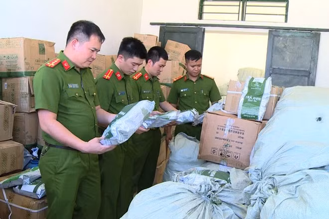 Lực lực chức năng kiểm tra tang vật thu giữ.