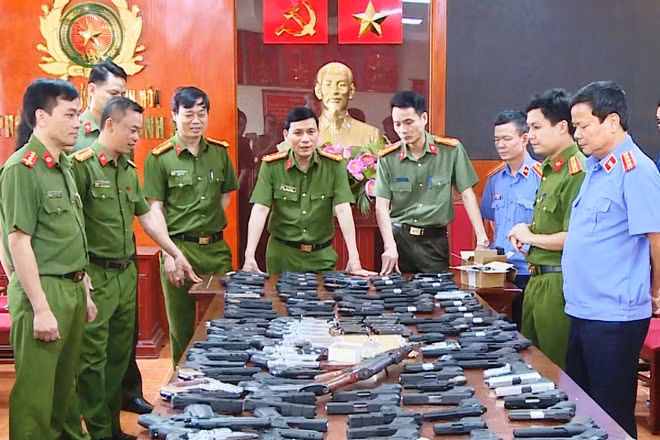 Các cơ quan chức năng tịch thu các loại vũ khí tang vật.
