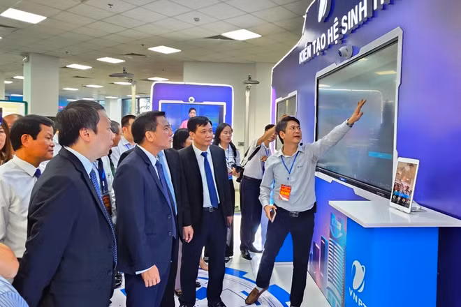 Các đại biểu tham quan, nghe giới thiệu về hệ sinh thái số.
