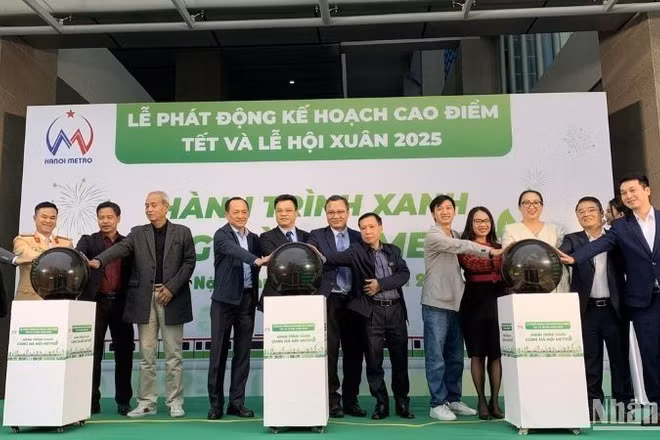 Các đại biểu nhấn nút phát động “Kế hoạch cao điểm Tết và Lễ hội Xuân 2025” với chủ đề “Hành trình xanh cùng Hà Nội Metro”.