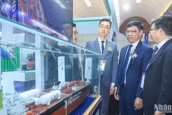 Thứ trưởng Xây dựng Nguyễn Xuân Sang (giữa) tham quan gian hàng trưng bày của một đơn vị đóng tàu tại Triển lãm Vietship 2025.