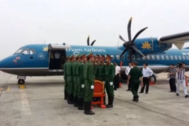 Máy bay chở linh cữu Đại tướng Võ Nguyên Giáp về quê hương.