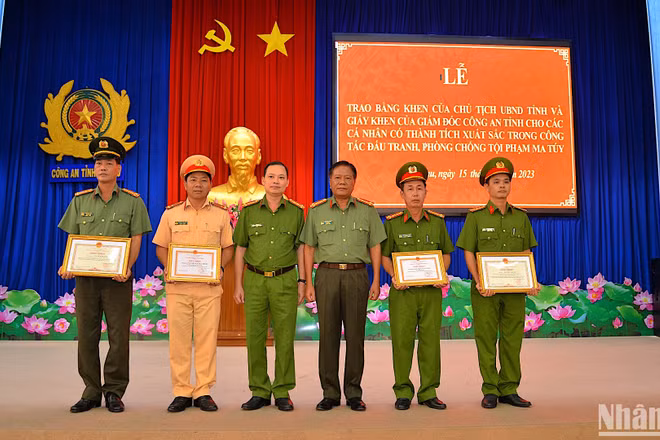 Ban Giám đốc Công an tỉnh Cà Mau trao Bằng khen của Chủ tịch Uỷ ban nhân dân tỉnh và Giấy khen của Giám đốc Công an Cà Mau cho các cá nhân có thành tích xuất sắc triệt phá án về ma tuý. 