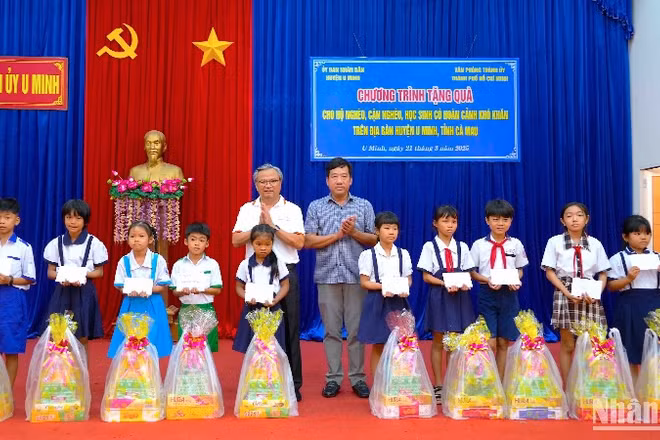 Đại diện đoàn công tác của Văn phòng Thành ủy Thành phố Hồ Chí Minh trao quà cho học sinh có hoàn cảnh khó khăn tại U Minh vào sáng 21/3.