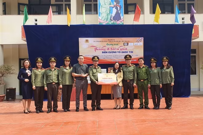 Đoàn công tác tặng quà học sinh Trường phổ thông dân tộc bán trú Tiểu học số 1 Na Sang.