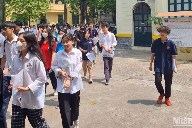 Các thí sinh thi kết thúc buổi thi môn Toán tại điểm thi Trường THPT Phan Đình Phùng (Ba Đình, Hà Nội).