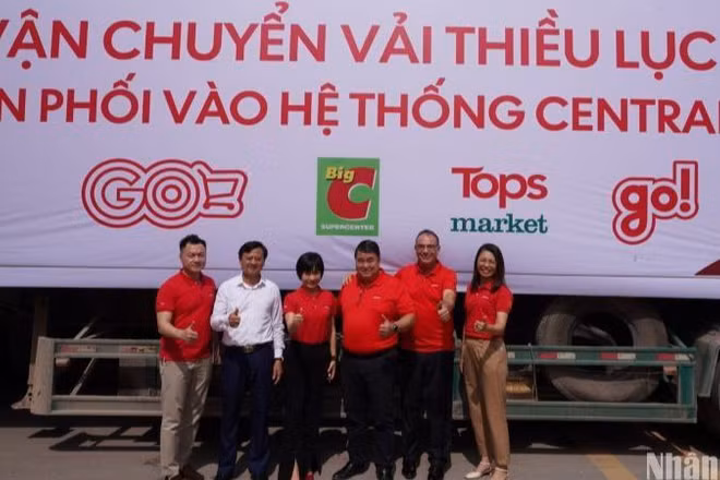 Xuất hành những chuyến container vải thiều tiêu thụ trong hệ thống Central Retail.