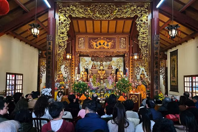 Cộng đồng người Việt Nam tham dự lễ cầu an đầu năm tại Thiền viện Trúc Lâm (Ảnh: KHẢI HOÀN)