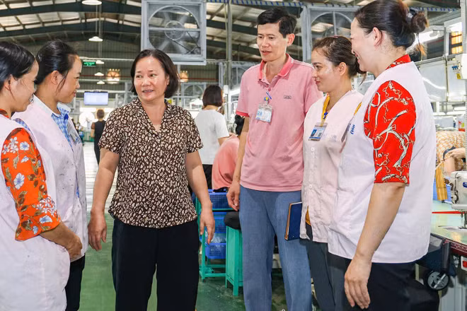 Ðại diện lãnh đạo Công ty cổ phần Thương mại tổng hợp Vĩnh Thịnh (huyện Tam Dương, tỉnh Vĩnh Phúc) tuyên truyền, phổ biến, giáo dục pháp luật đến người lao động tại phân xưởng. (Ảnh TRÀ HƯƠNG)