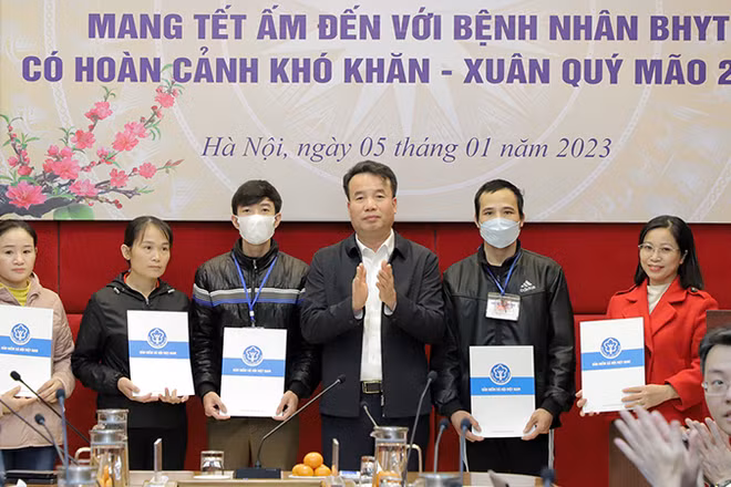Tổng Giám đốc Bảo hiểm xã hội Việt Nam Nguyễn Thế Mạnh trao quà hỗ trợ bệnh nhân bảo hiểm y tế có hoàn cảnh khó khăn, tháng 1/2023. (Ảnh: Trần Hải)