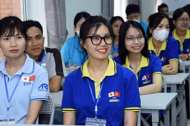 Các ứng viên điều dưỡng, hộ lý khóa 11 của chương trình EPA tại lễ xuất cảnh đi làm việc tại Nhật Bản. (Ảnh: TRẦN HẢI)