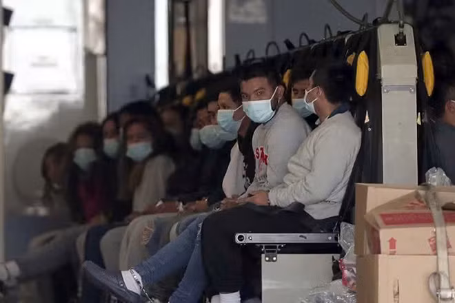 Người di cư chờ được đưa từ Mỹ về Guatemala.