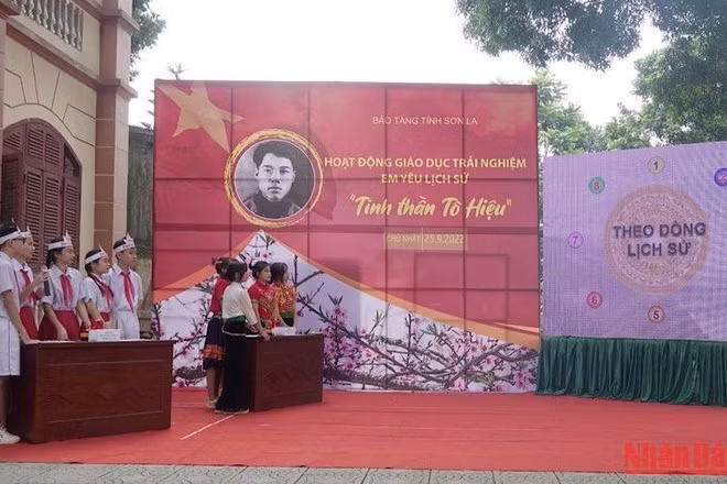 Các em học sinh tham gia thi tìm hiểu về thân thế, quá trình hoạt động cách mạng của đồng chí Tô Hiệu.