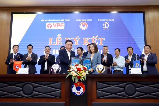 Lãnh đạo VFF và Tập đoàn thể thao Động Lực tại lễ ký kết tài trợ.