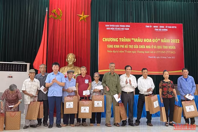 Các đồng chí lãnh đạo Tỉnh ủy Hải Dương và Ban Tuyên giáo Trung ương tặng quà đối tượng chính sách tiêu biểu của huyện Thanh Hà tại Chương trình “Màu hoa đỏ”.
