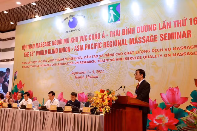 Chủ tịch Hội Người mù Việt Nam Phạm Viết Thu phát biểu tại hội thảo.